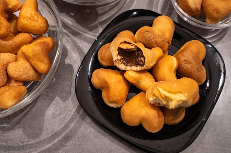 Gogosi fragede cu ciocolata si crema de vanilie.