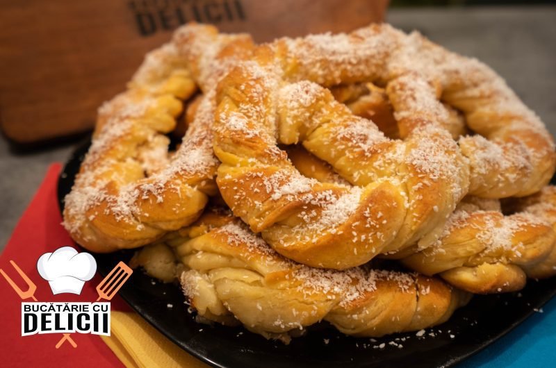 Covrigi polonezi insiropati cu miere si pudrati cu nuca de cocos ca la patiserie.