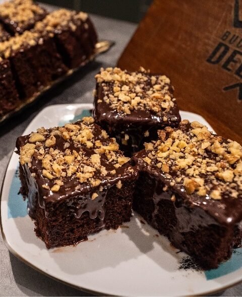 Negresă pufoasă cu ciocolată și glazură lucioasă