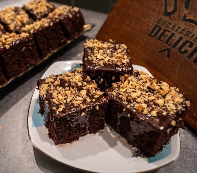 Negresă pufoasă cu ciocolată și glazură lucioasă