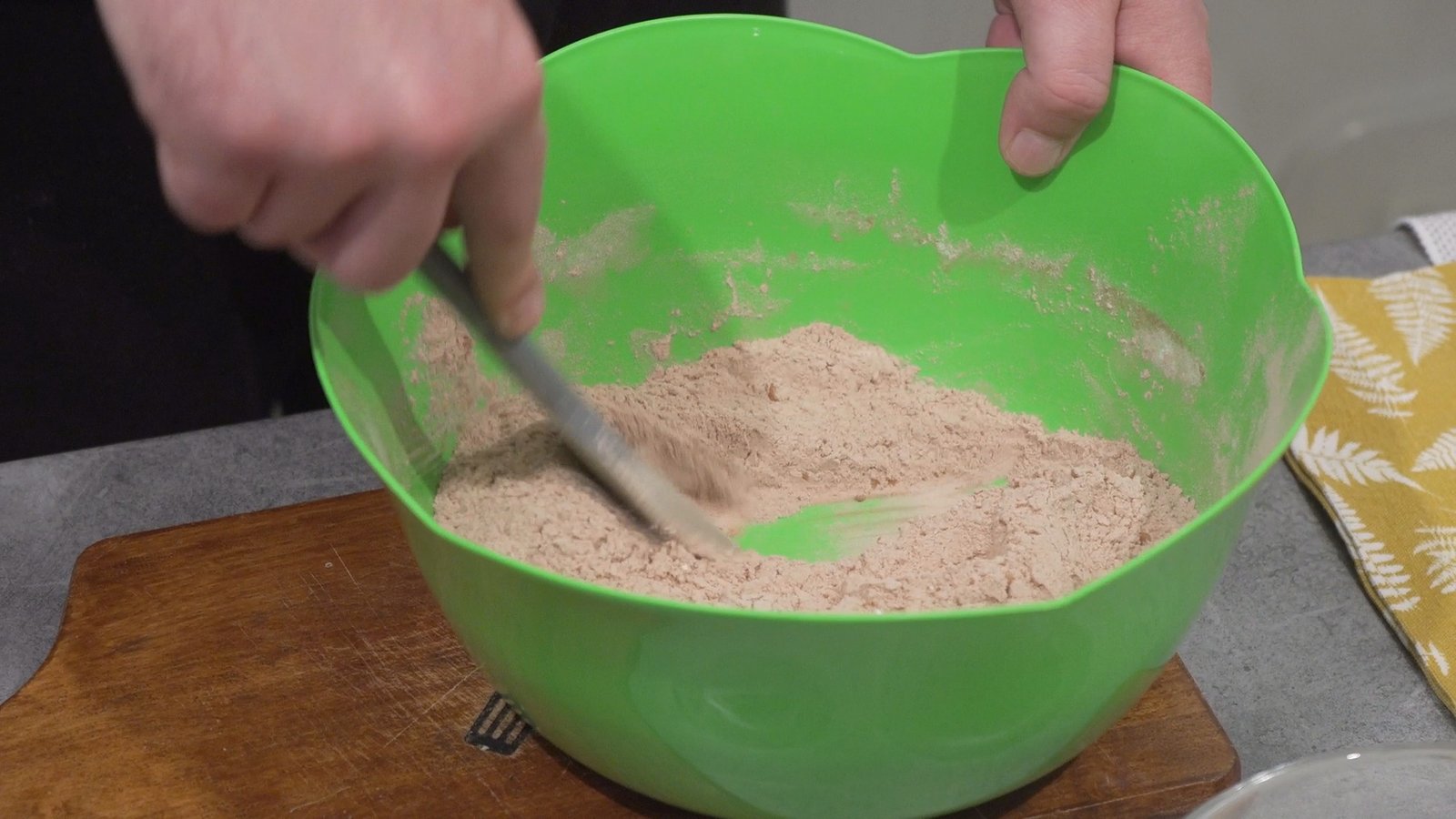 ingrediente uscate pentru negresa pufoasa amestecate in bol