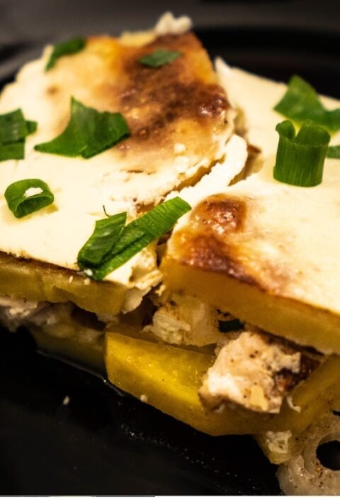 Cartofi gratinați cu pui și cașcaval la cuptor