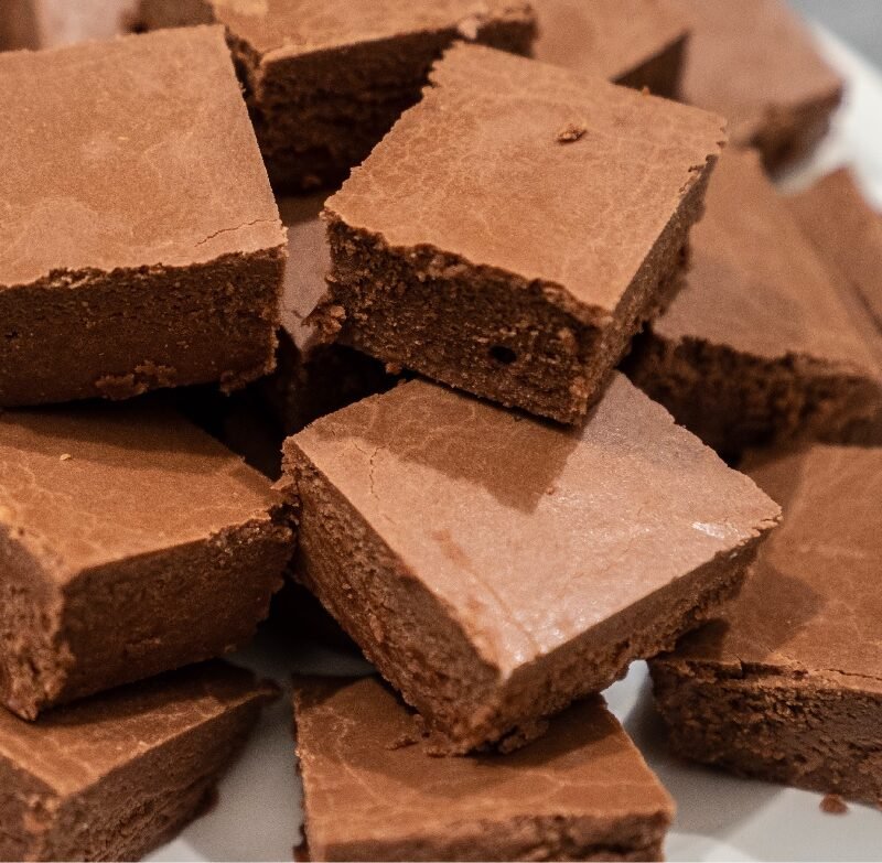 Ciocolată de casă cu cacao tăiată cuburi