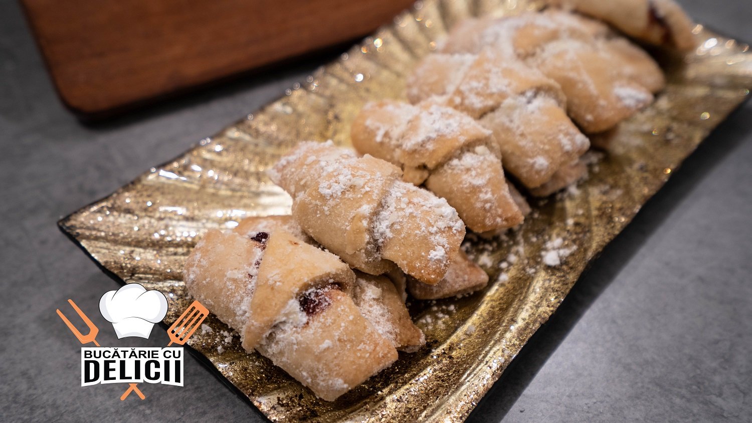 Cornulețe fragede de post cu gem și zahăr pudră