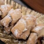 Cornulețe fragede de post cu gem și zahăr pudră