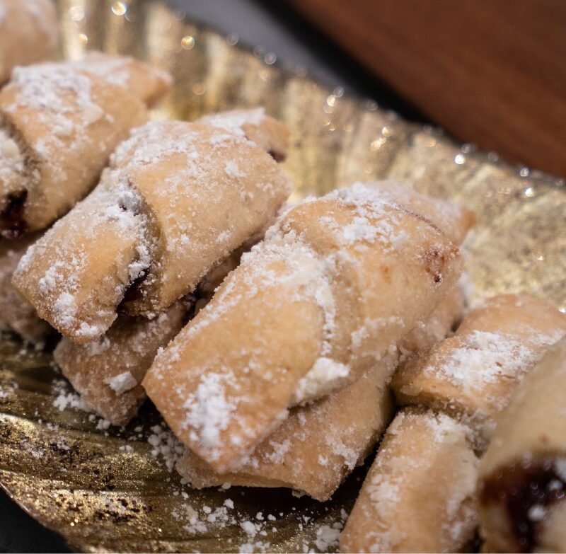 Cornulețe fragede de post cu gem și zahăr pudră