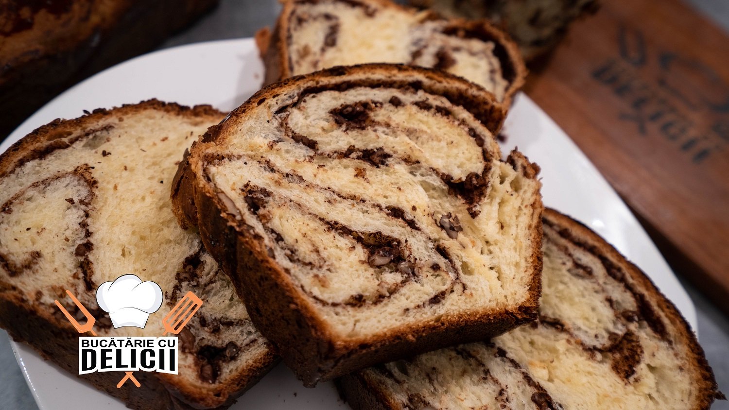 Cozonac pufos cu nucă și cacao