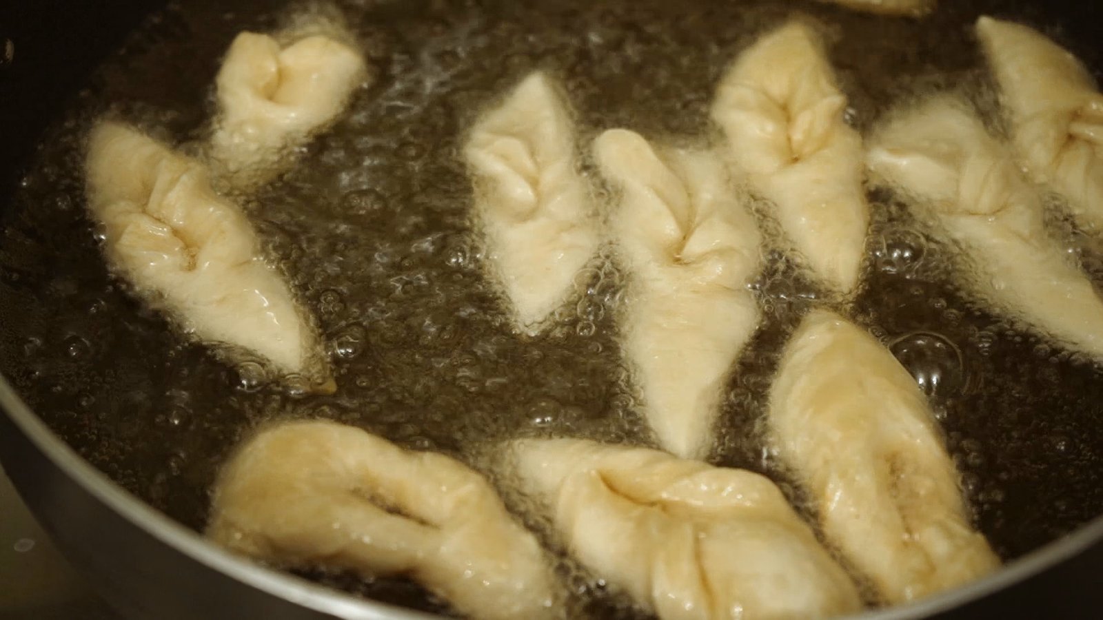 gogosi prajite in ulei incins