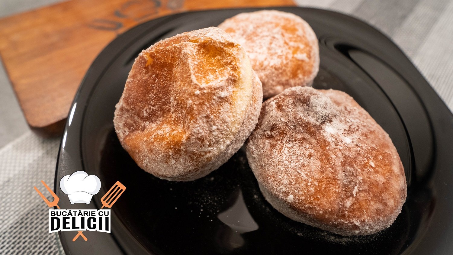 Gogoși pufoase rotunde pudrate cu zahăr