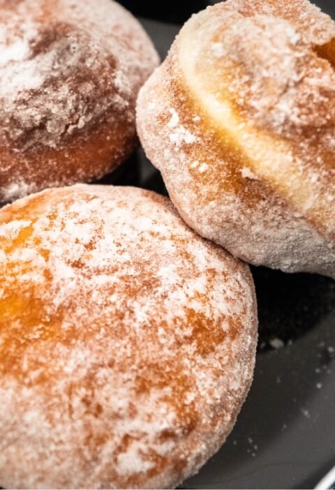 Gogoși pufoase rotunde pudrate cu zahăr