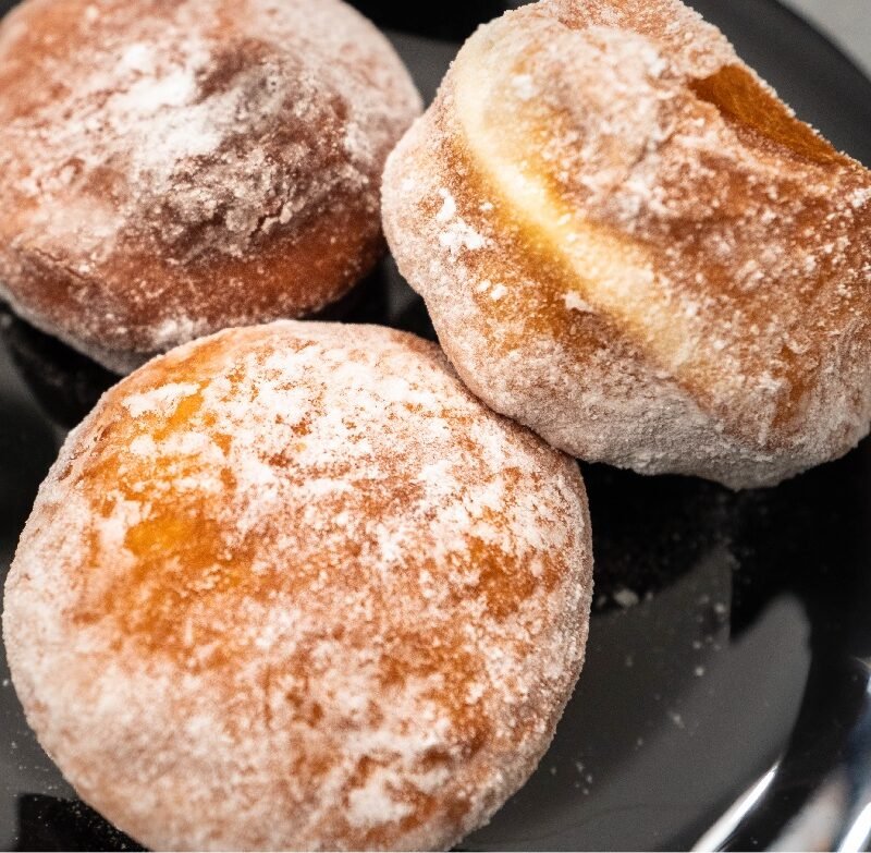 Gogoși pufoase rotunde pudrate cu zahăr