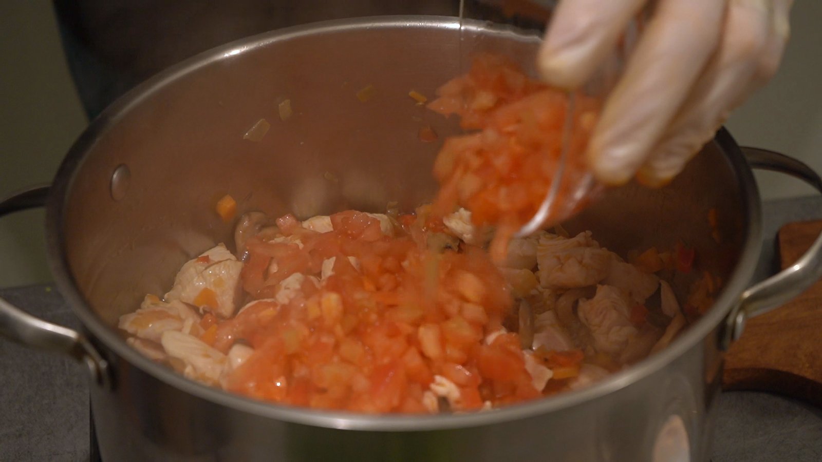 rosii adaugate in oala peste pui si legume