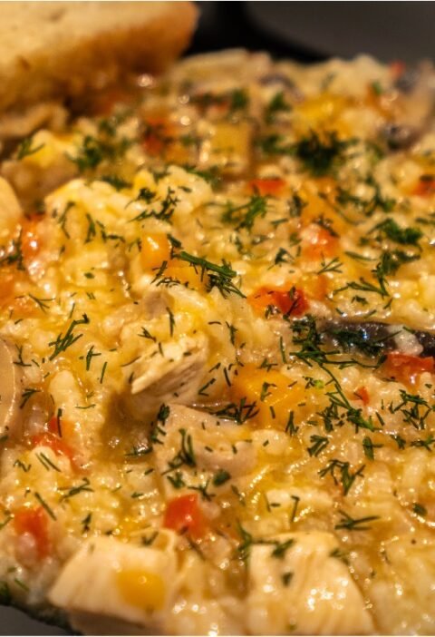 Orez sârbesc cu pui, ciuperci și legume, servit cald în farfurie