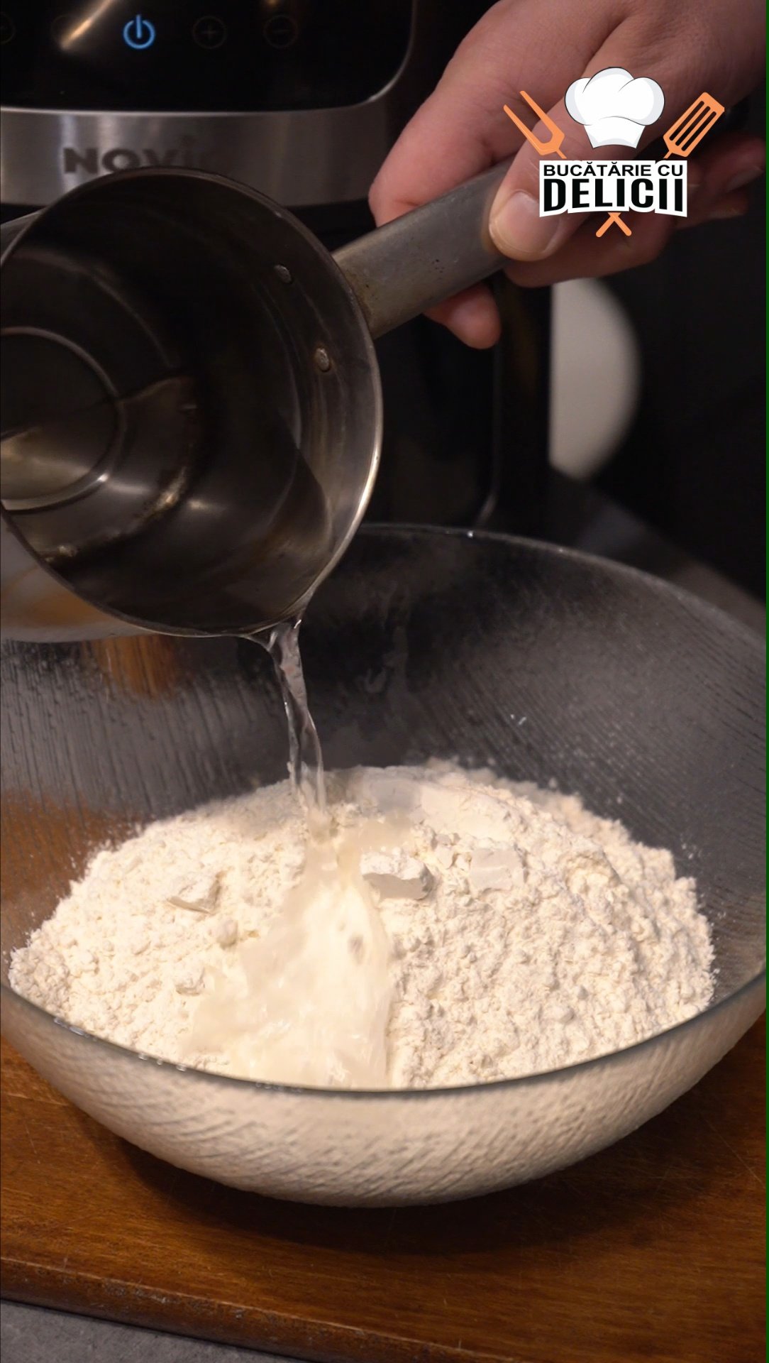 apa calduta si drojdia adaugate peste faina