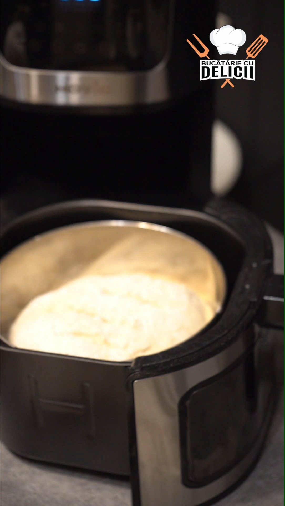 paine coapta in airfryer cu farfurie deasupra