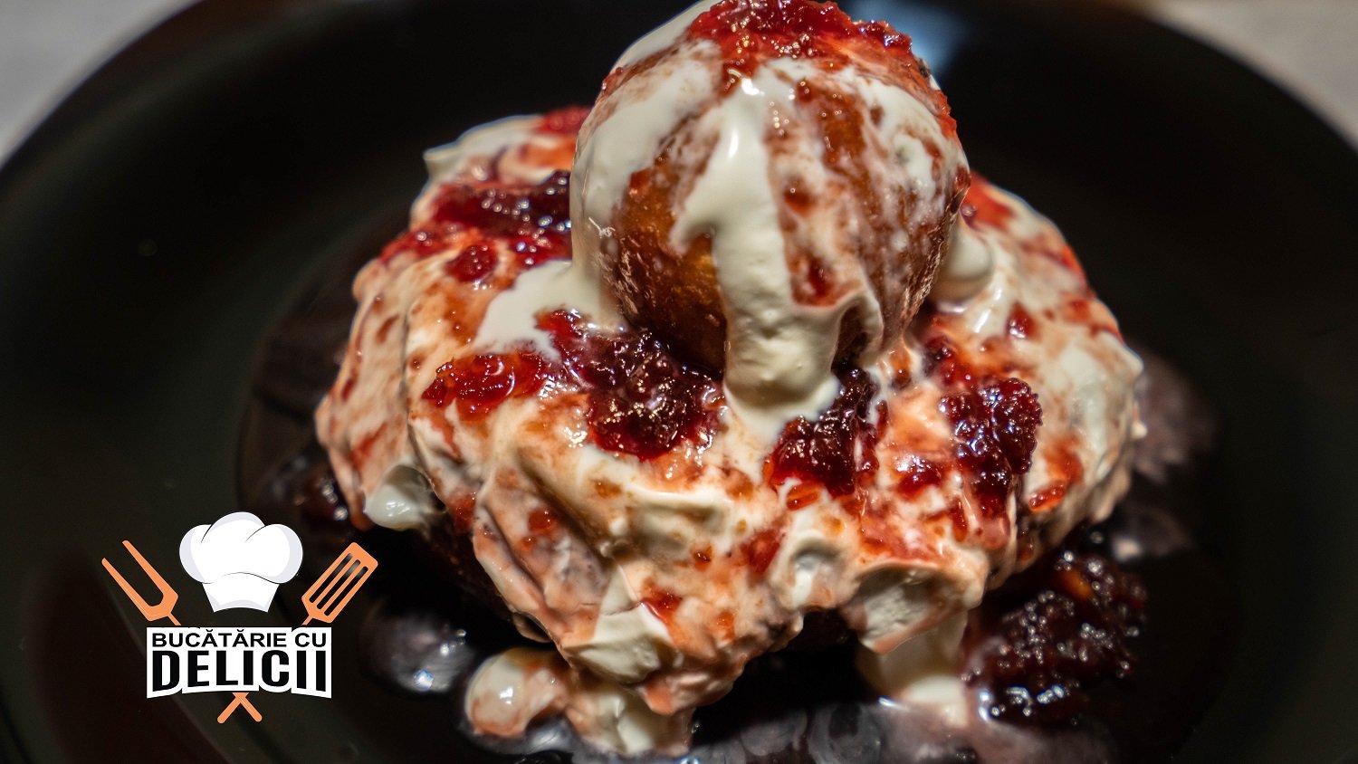 Papanași prăjiți cu brânză, smântână și dulceață