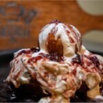 Papanași prăjiți cu brânză, smântână și dulceață