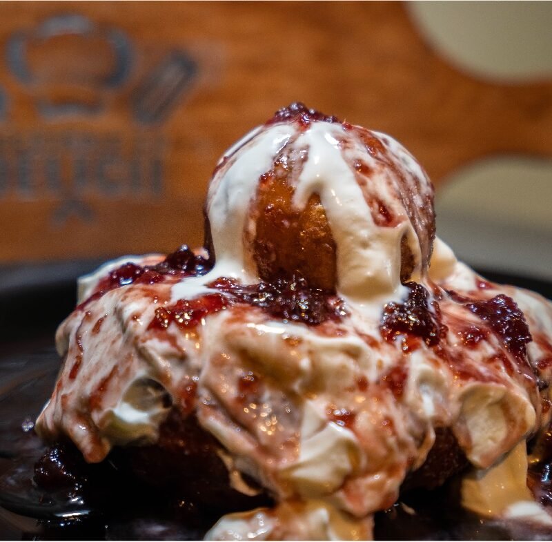 Papanași prăjiți cu brânză, smântână și dulceață