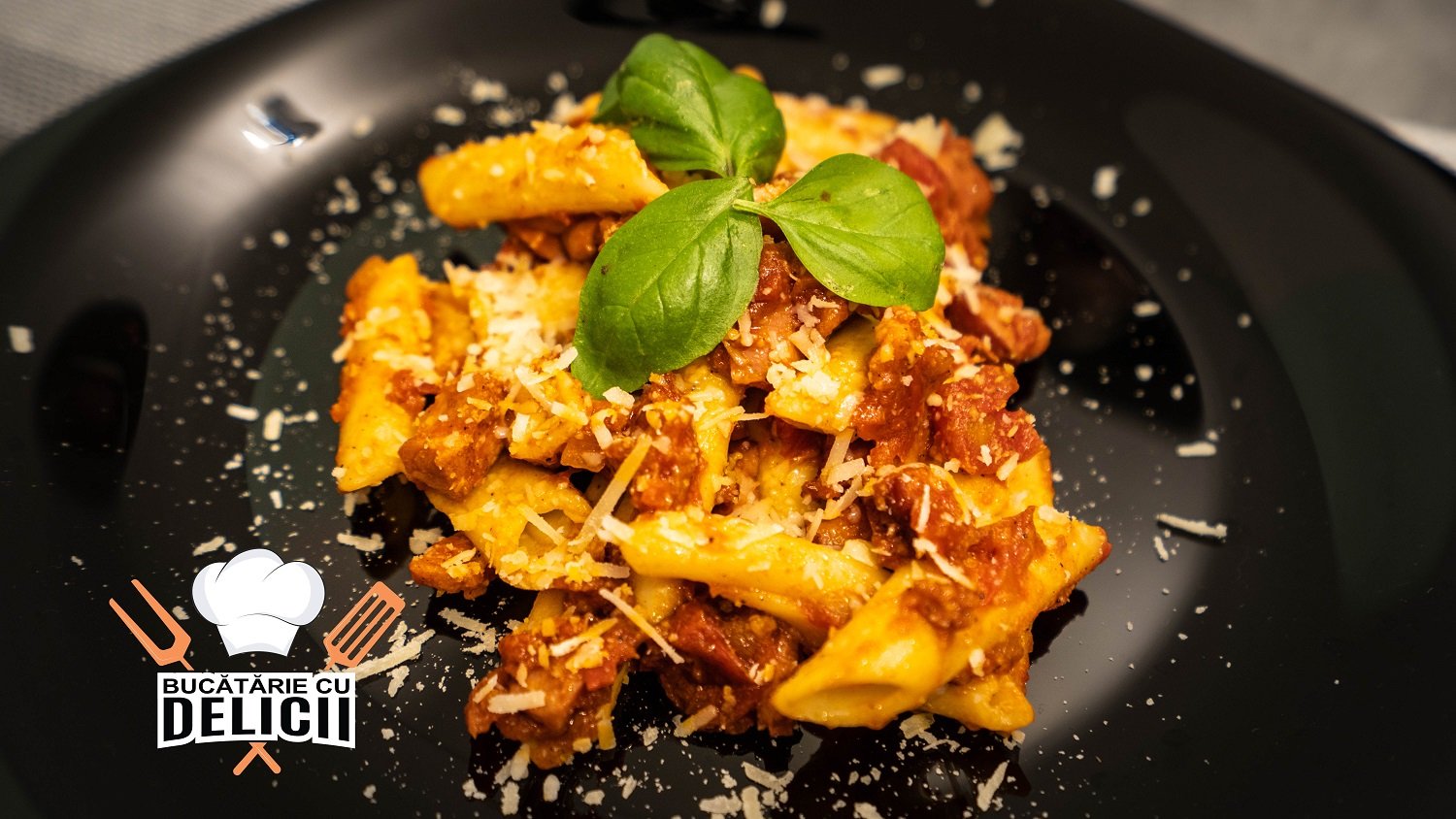 Paste Amatriciana cu sos de roșii și kaizer