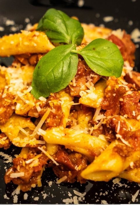 Paste Amatriciana cu sos de roșii și kaizer