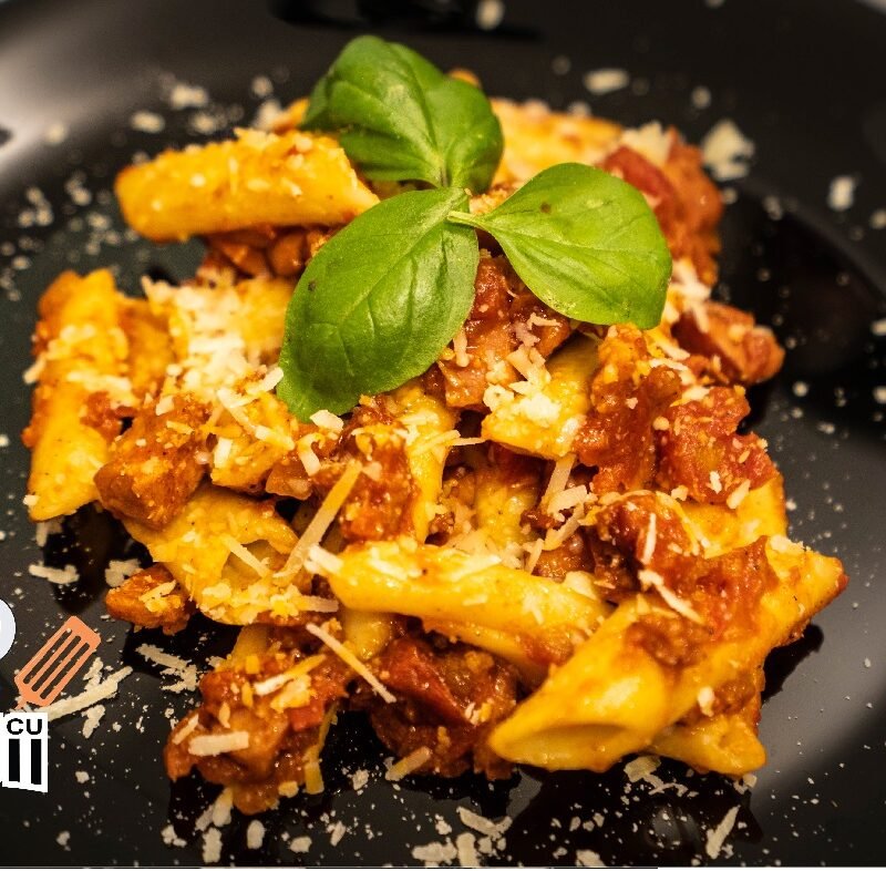 Paste Amatriciana cu sos de roșii și kaizer