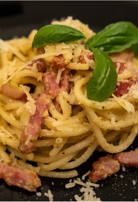 Paste Carbonara cremoase cu bacon și parmezan