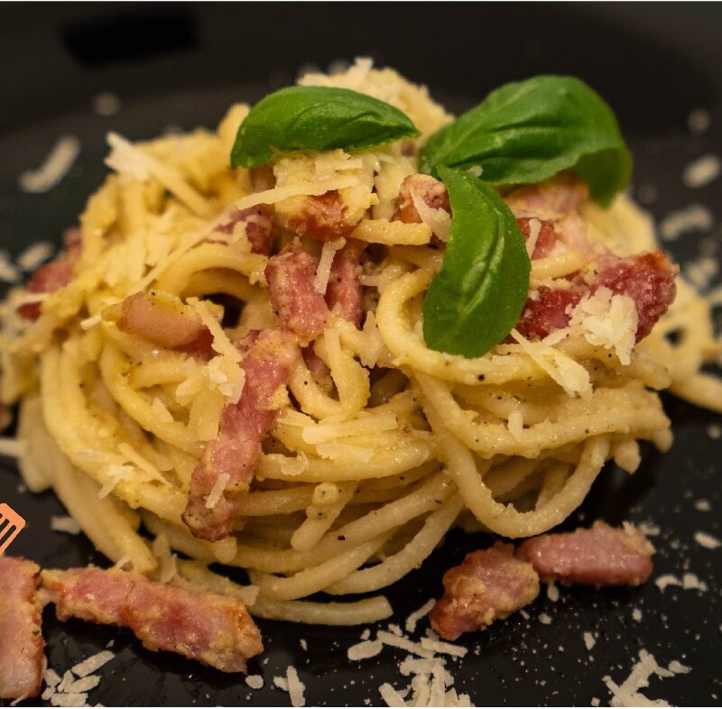 Paste Carbonara cremoase cu bacon și parmezan