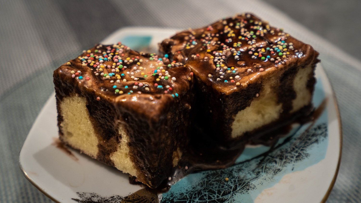 Prăjitură cu ciocolată albă și neagră, cu cremă de frișcă