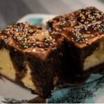 Prăjitură cu ciocolată albă și neagră, cu cremă de frișcă