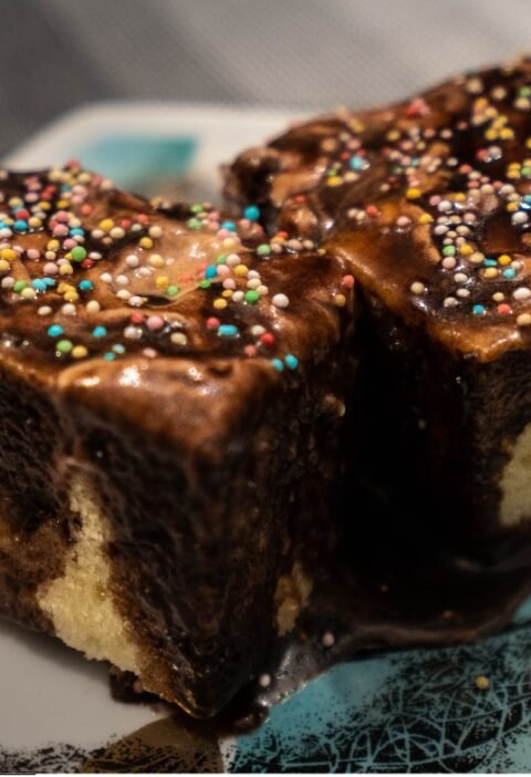 Prăjitură cu ciocolată albă și neagră, cu cremă de frișcă