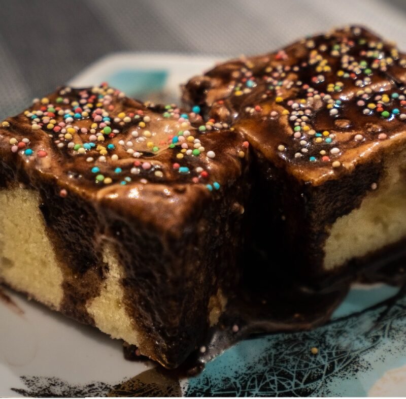 Prăjitură cu ciocolată albă și neagră, cu cremă de frișcă