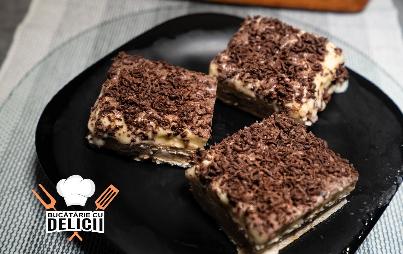 Prăjitură cu budincă și biscuiți stratificată