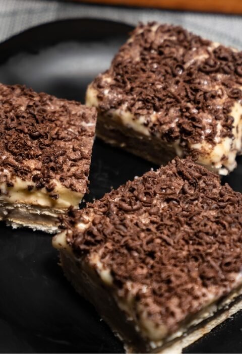 Prăjitură cu budincă și biscuiți stratificată