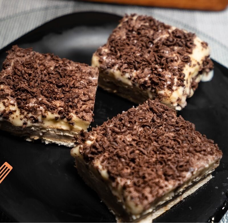 Prăjitură cu budincă și biscuiți stratificată