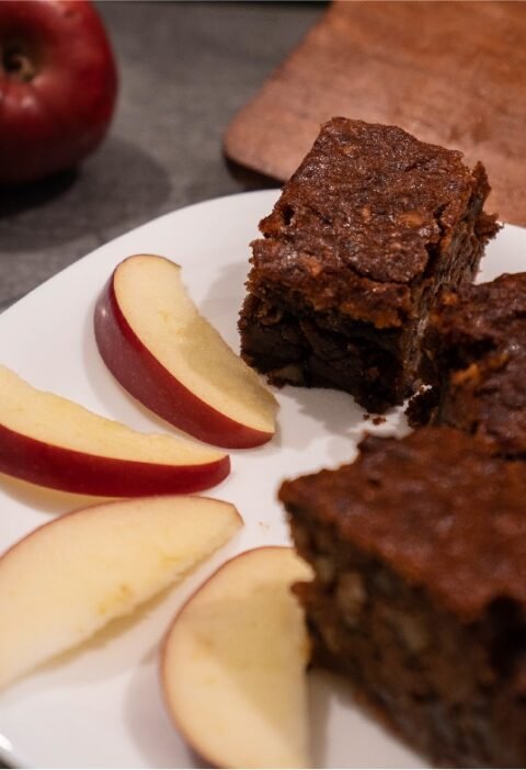 Prăjitură cu mere de post, vegană, cu nucă și cacao