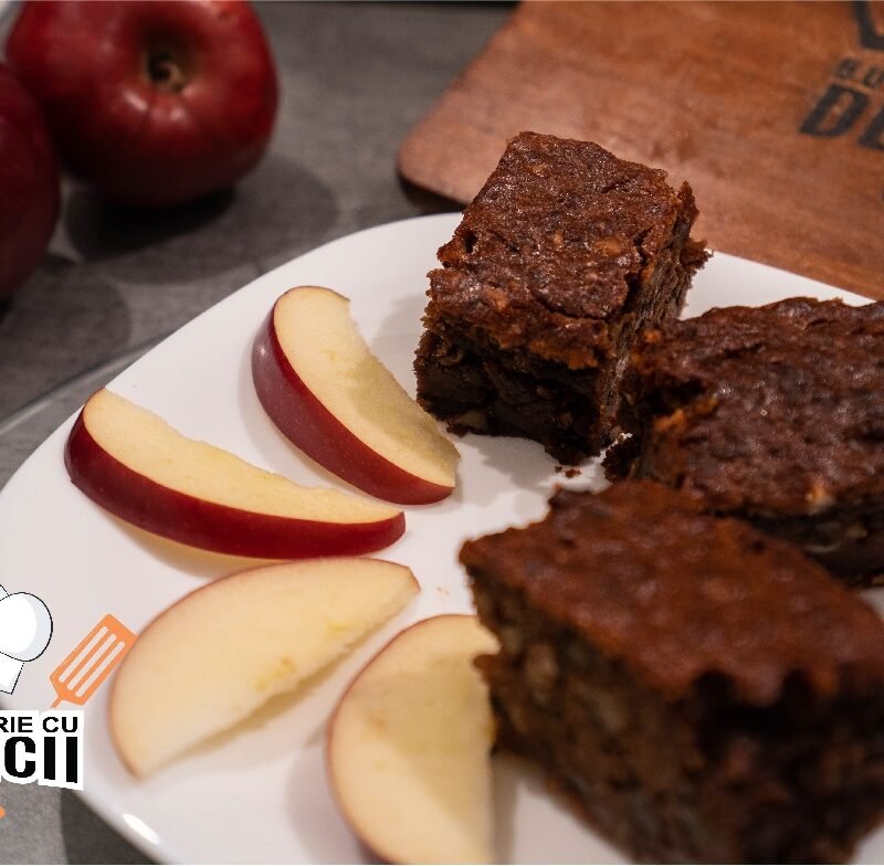 Prăjitură cu mere de post, vegană, cu nucă și cacao