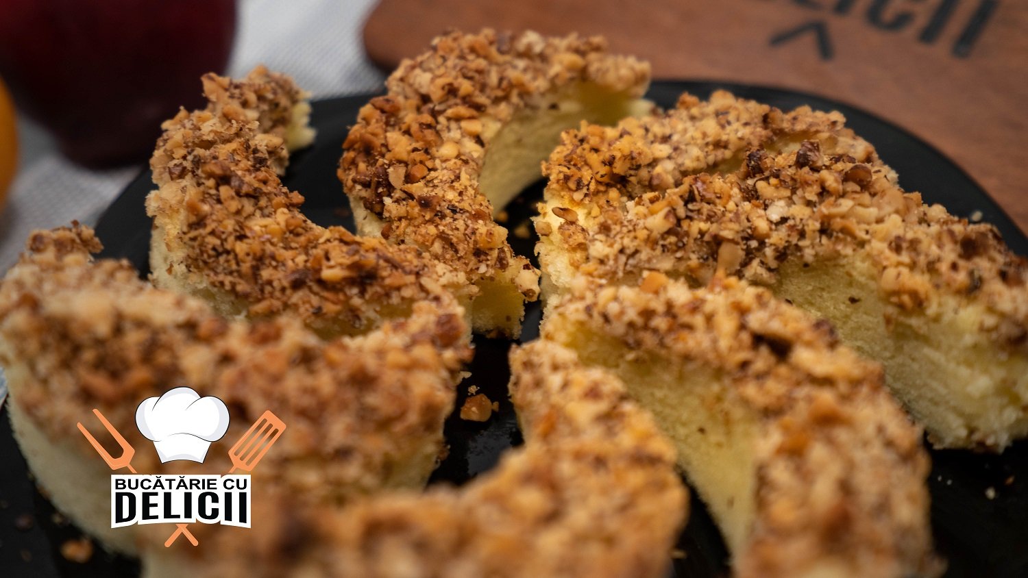 Prăjitură Semilună pufoasă cu nucă