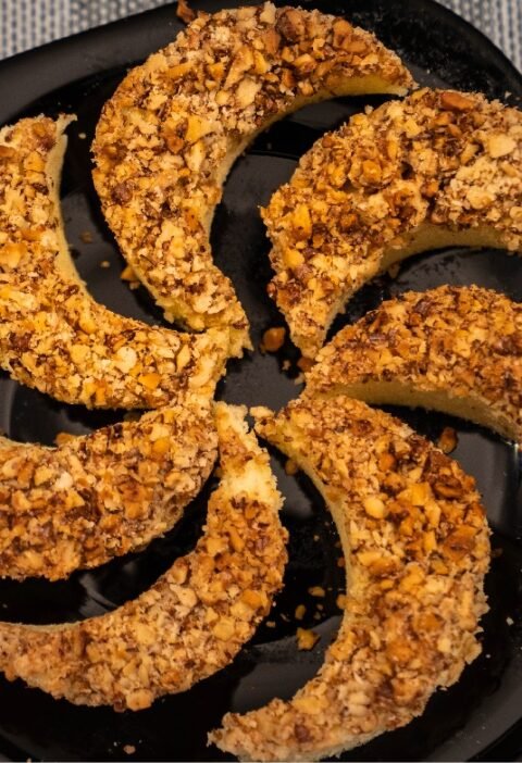 Prăjitură Semilună pufoasă cu nucă