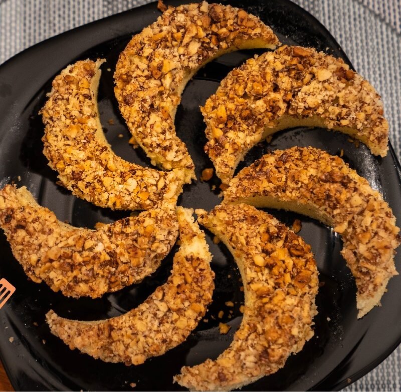 Prăjitură Semilună pufoasă cu nucă