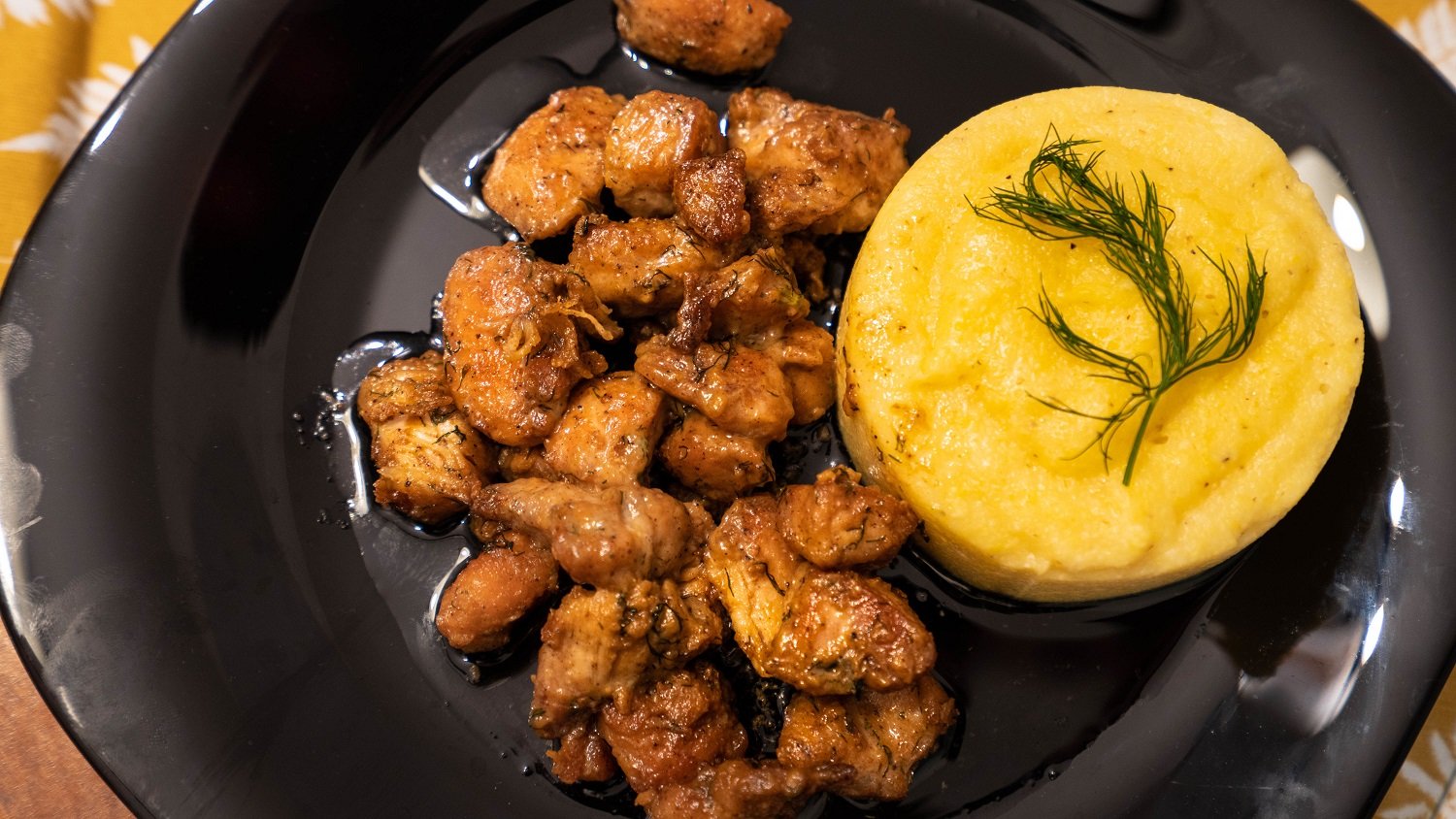 Pui cu smântână și mămăliguță tradițională