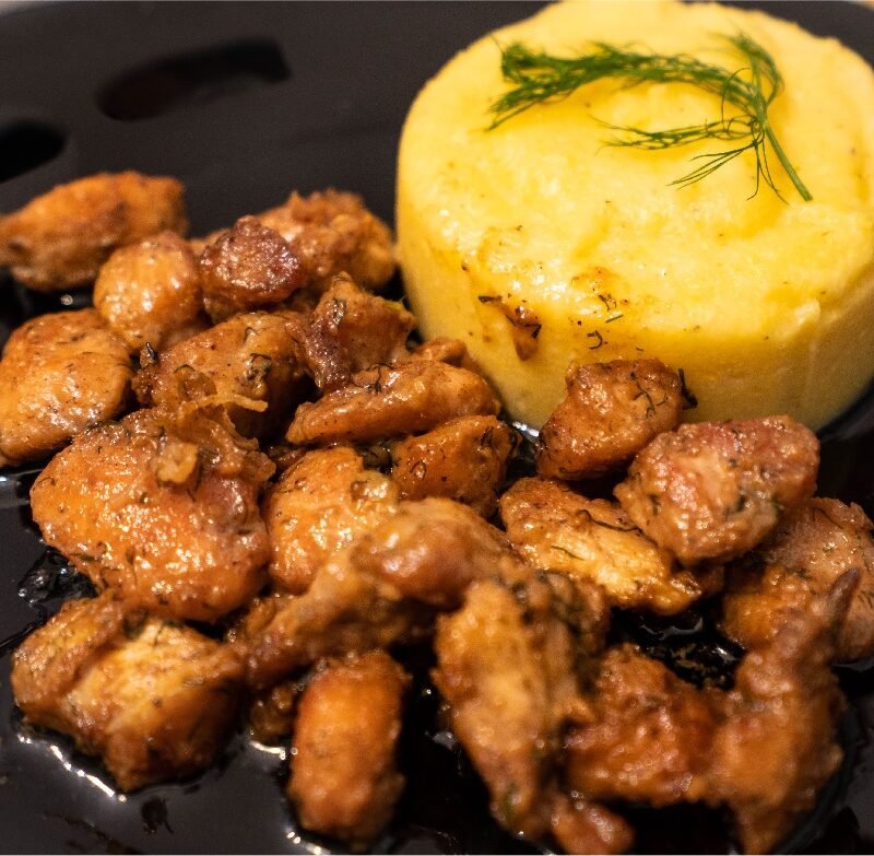 Pui cu smântână și mămăliguță tradițională