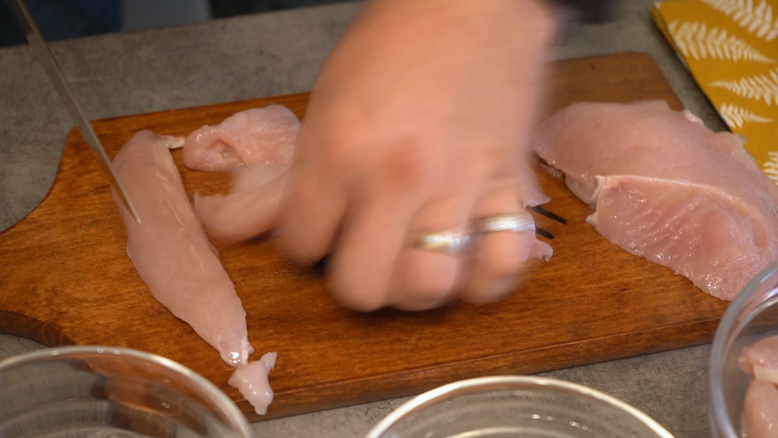 piept de pui taiat bucati potrivite pentru gatit