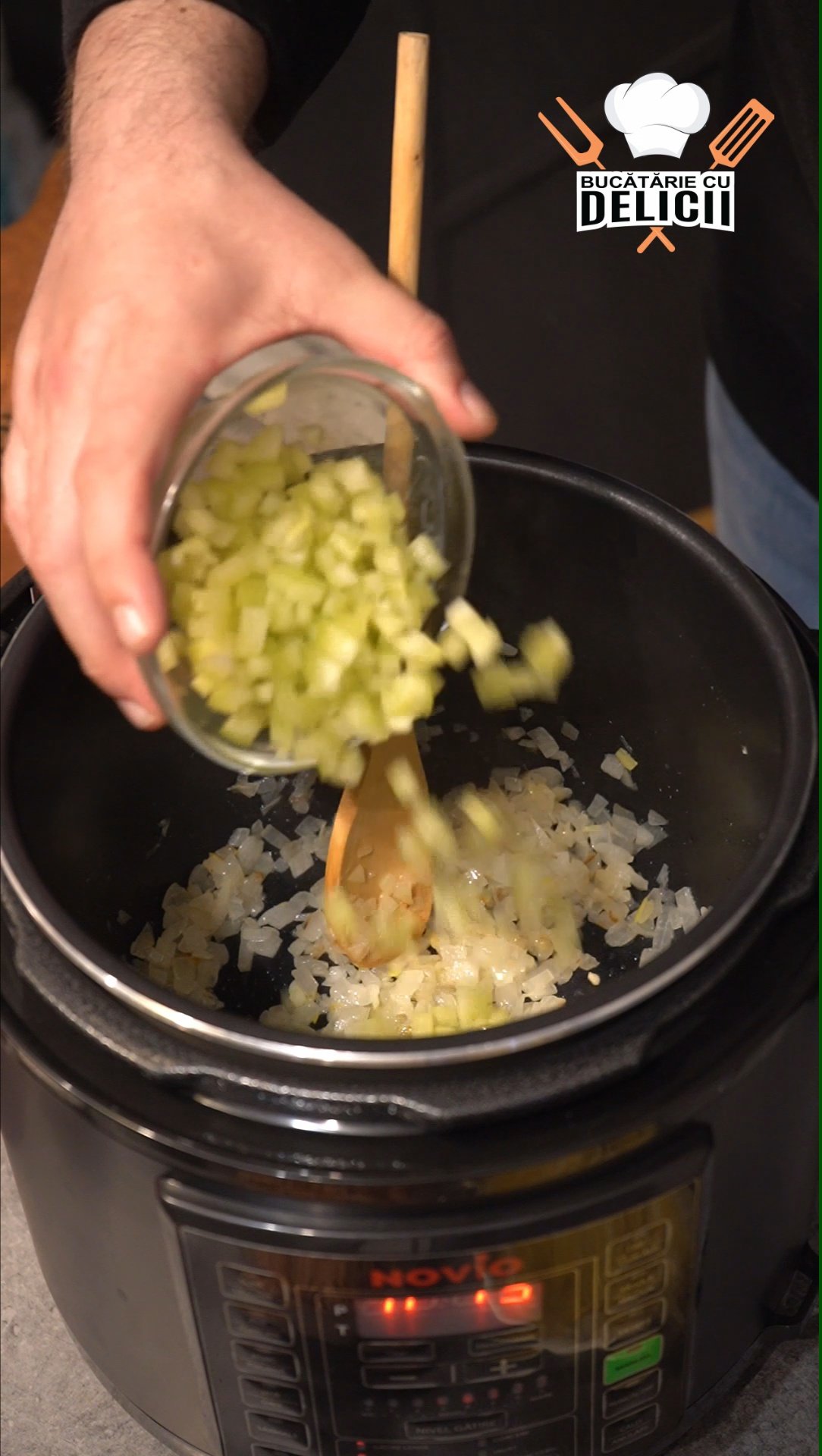 ardei adaugat peste ceapa in multicooker