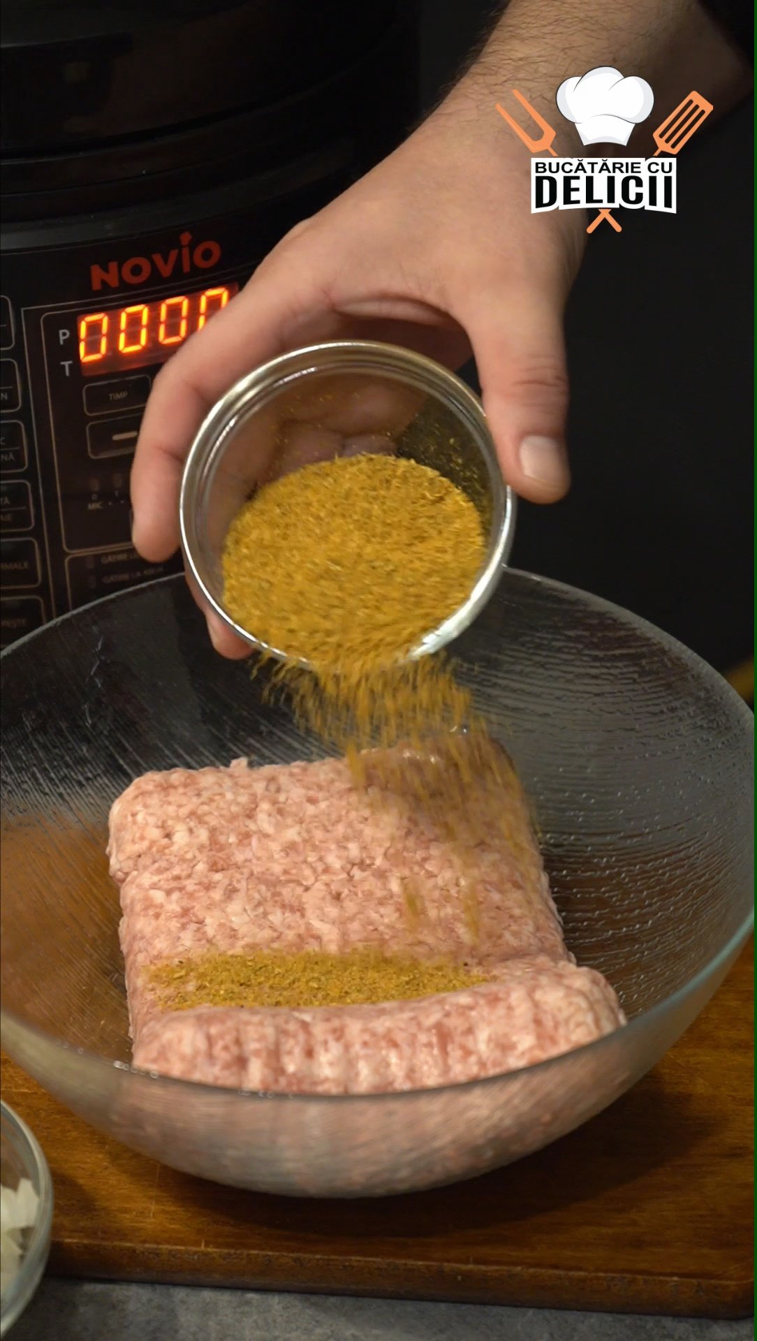 carne tocata amestecata cu condimente sare si piper