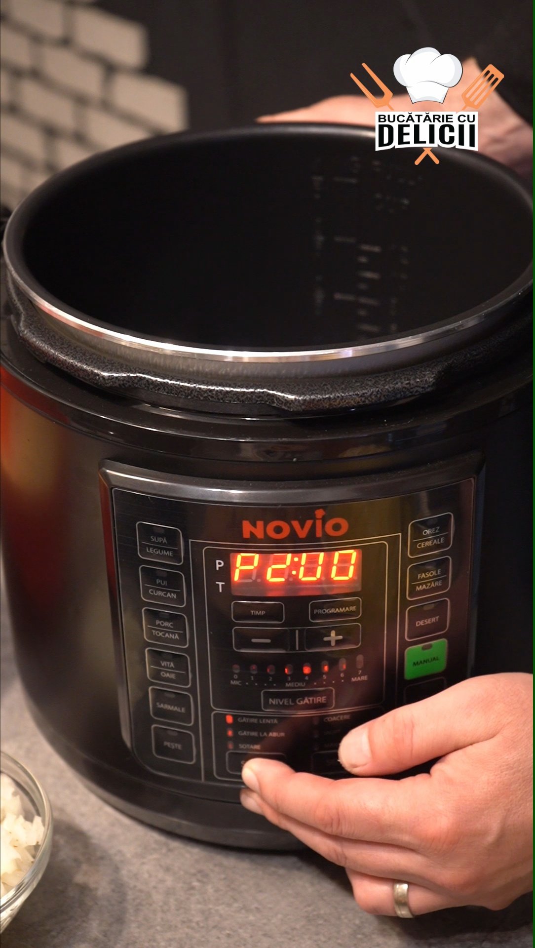 multicooker setat pe program de sotare