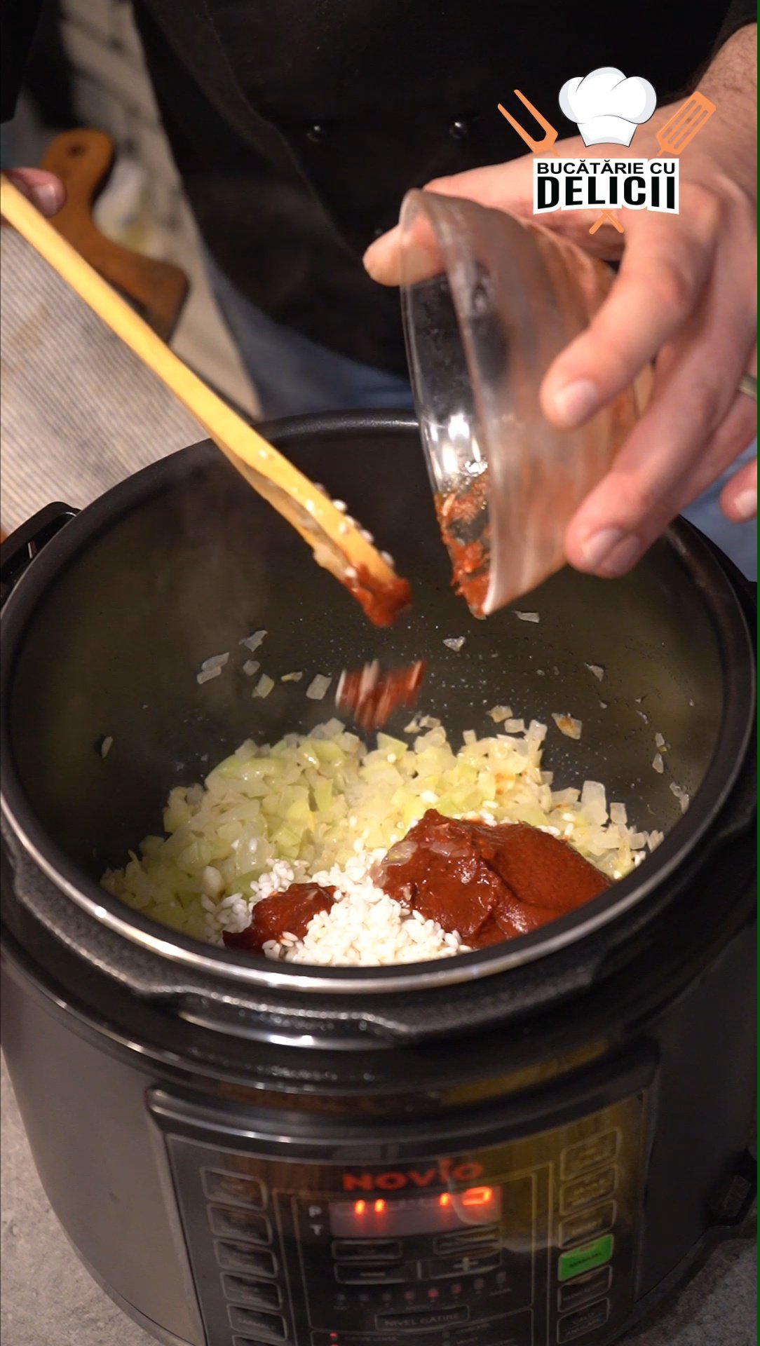 orez si pasta de rosii adaugate in multicooker