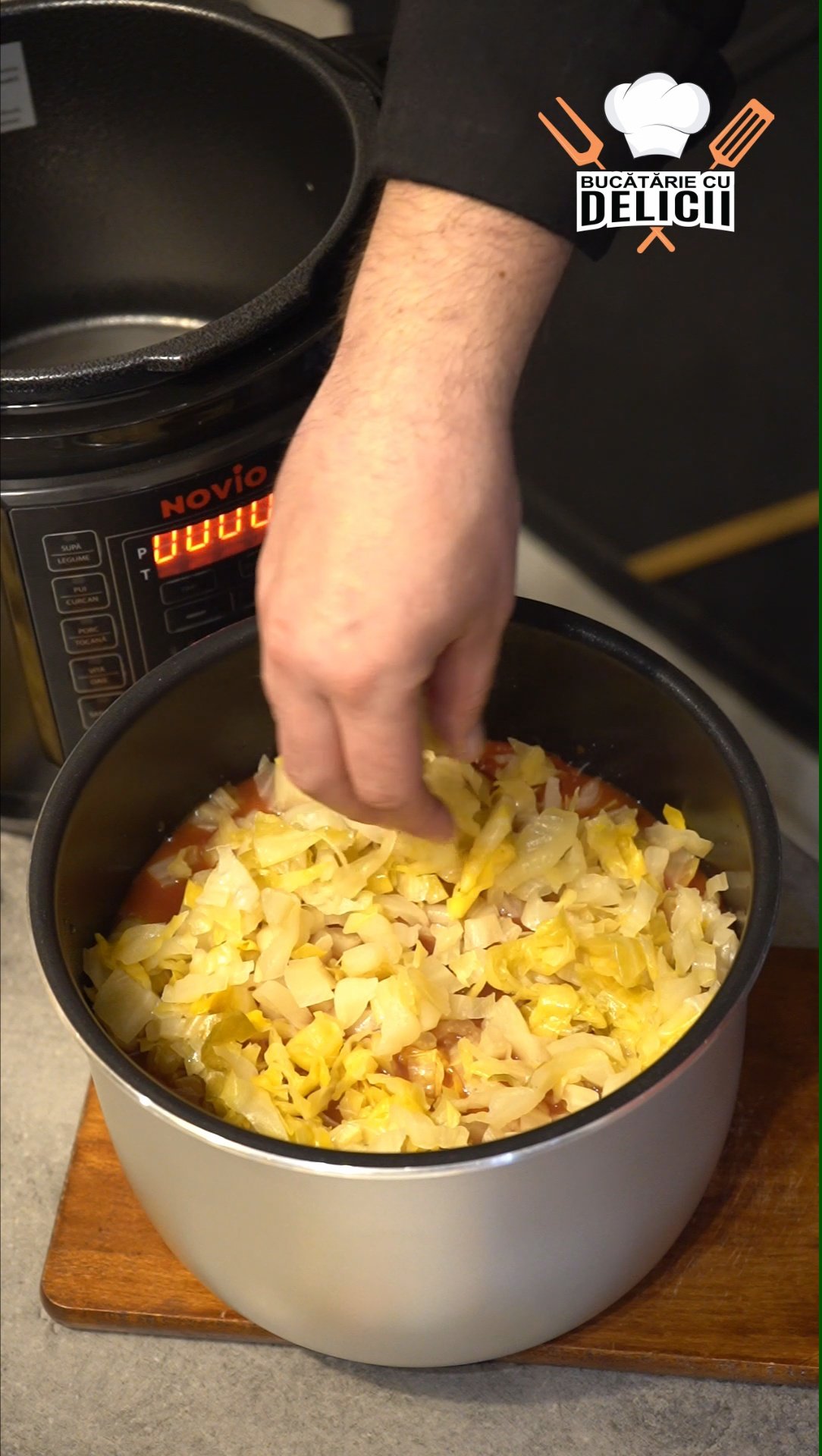 varza tocata pusa deasupra sarmalelor