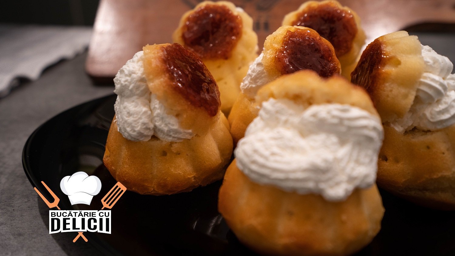 Savarine de casă cu frișcă și gem de căpșuni