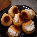 Savarine de casă cu frișcă și gem de căpșuni