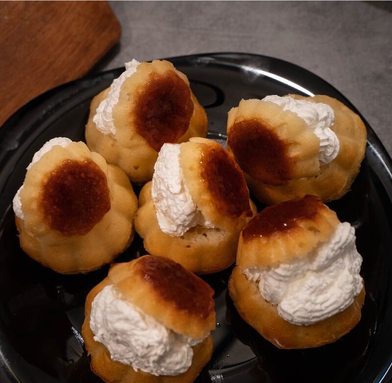 Savarine de casă cu frișcă și gem de căpșuni